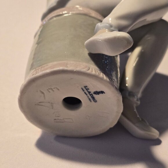 Lladro Porcelain Girl Manicuring Nails 1082 Mint Condition, no box - Picture 6 of 7